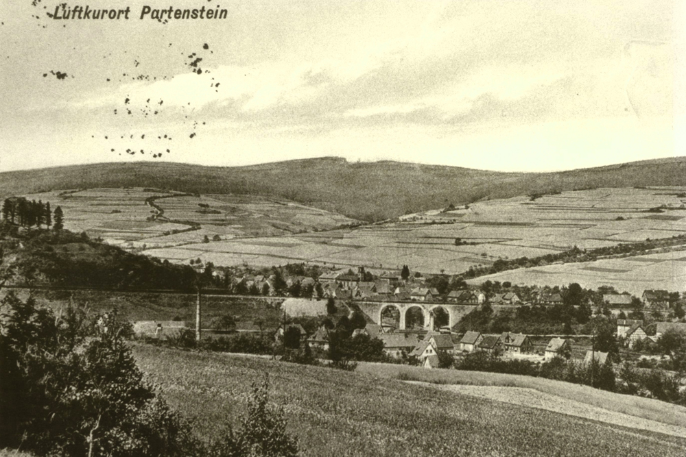 Südostansicht von Partenstein, um 1900. Der Burgberg (links) weist einen dichten Baumbestand auf. Foto: Geschichts- und Burgverein Partenstein
