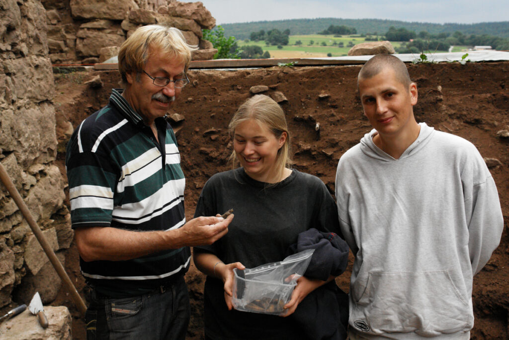 Beim Abtragen der Grabenverfüllung konnte einer der interessantesten Fundstücke der Burg Bartenstein geborgen werden. Die 6,4 cm hohe Knochenschnitzerei zeigt eine stehende, gekrönte Frau.