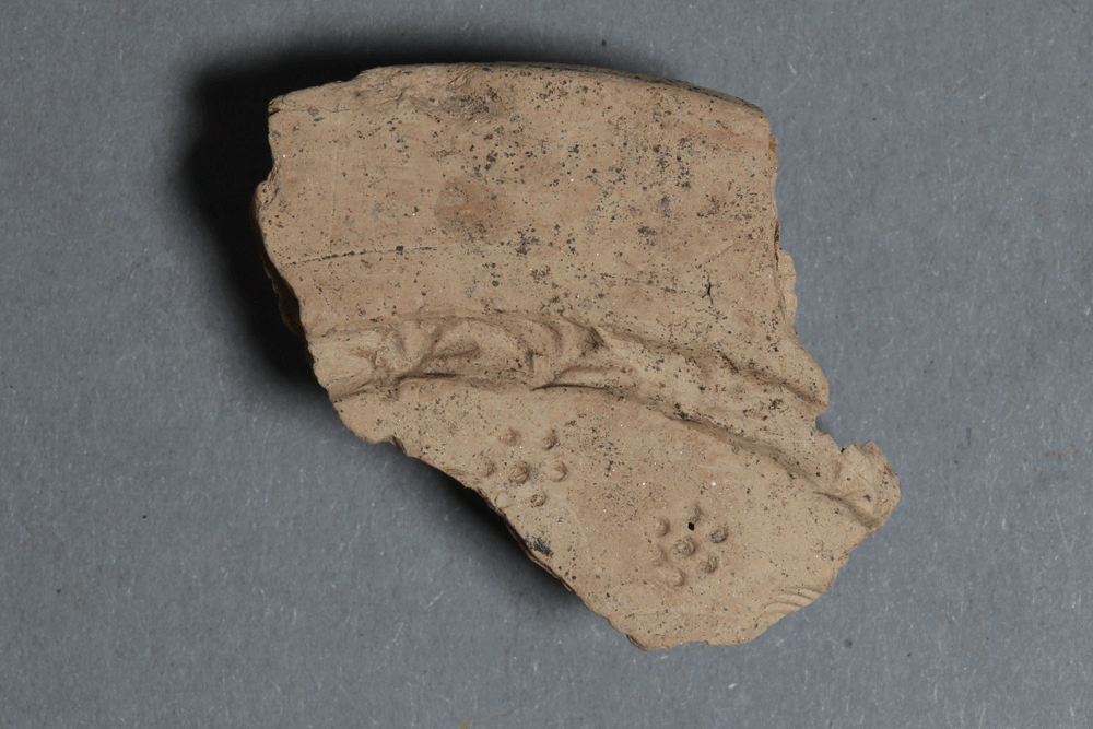 Fragment eines runden Backmodels aus Keramik von der Burg Bartenstein, Partenstein, Ende 15. Jh., Museum Ahler Kram, Fd. Nr. 1212, H. 3,2 cm, Br. 3,8 cm