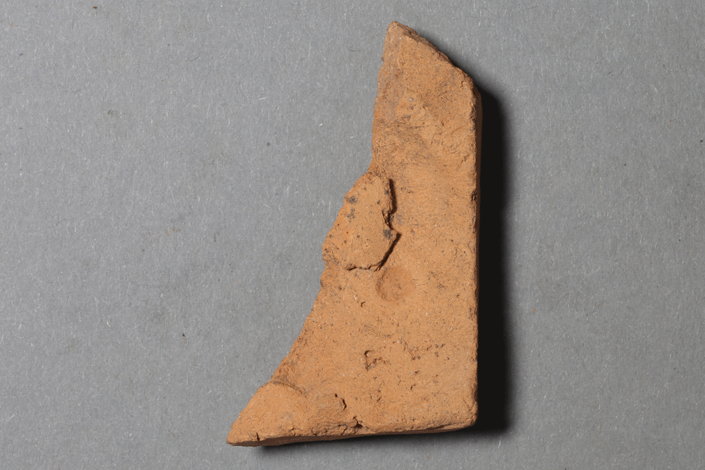 Fragment eines Backmodels aus Keramik von der Burg Bartenstein, Partenstein, Ende 15. Jh., Museum Ahler Kram, Fd. Nr. 1243, H. 5,5 cm, Br. 3,2 cm