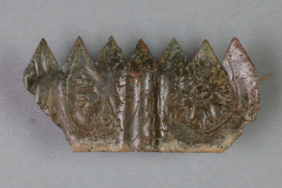 Möbelbeschlag aus Messing von der Burg Bartenstein, Partenstein, 16. Jh., Museum Ahler Kram, Fd. Nr. 2981, H. 2,0 cm, Br. 4,0 cm