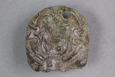Fragment eines Beschlags aus Messing von der Burg Bartenstein, Partenstein, Anfang 17. Jh., Museum Ahler Kram, Fd. Nr. 3232, H. 1,8 cm, Br. 1,8 cm