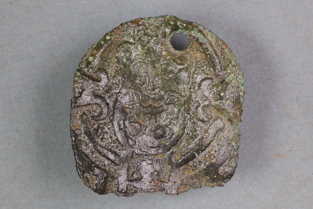 Fragment eines Beschlags aus Messing von der Burg Bartenstein, Partenstein, Anfang 17. Jh., Museum Ahler Kram, Fd. Nr. 3232, H. 1,8 cm, Br. 1,8 cm
