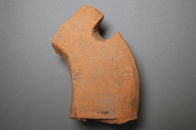 Fragment eines Bratspießhalters aus Ziegelton von der Burg Bartenstein, Partenstein, Anfang 16. Jh., Museum Ahler Kram, Fd. Nr. 1954, H. 17,2 cm, Br. 10,1 cm