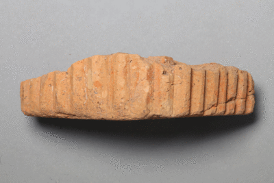 Fragment eines Bratspießhalters aus Ziegelton von der Burg Bartenstein, Partenstein, Anfang 16. Jh., Museum Ahler Kram, Fd. Nr. 3023, H. 2,8 cm, Br. 10,2 cm