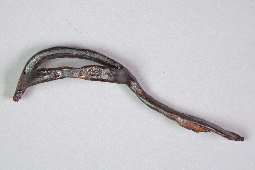Korb eines Degens von der Burg Bartenstein, Eisen, 16. Jh., Partenstein, Museum Ahler Kram, Fd. Nr. 2165 H. 4,8 cm, Br. 13,84 cm