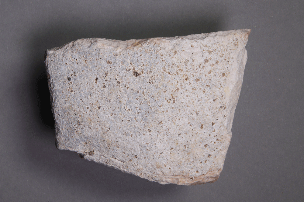 Fragment eines Glashafens von der Burg Bartenstein, Ende 15. Jh., Partenstein, Museum Ahler Kram, Fd. Nr. 3000, H. 9,0 cm, Br. 11,5 cm