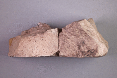 Fragment eines Glashafens von der Burg Bartenstein, Ende 15. Jh., Partenstein, Museum Ahler Kram, Fd. Nr. 3124, H. 6,2 cm, Br. 14,5 cm