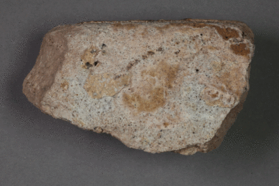 Fragment eines Glashafens von der Burg Bartenstein, Ende 15. Jh., Partenstein, Museum Ahler Kram, Fd. Nr. 3124, H. 2,5 cm, Br. 6,1 cm