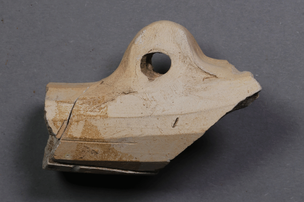 Fragment eines Aachenhorns aus Steinzeug von der Burg Bartenstein, Partenstein, Anfang 16. Jh., Museum Ahler Kram, Fd. Nr. 1417, H. 4,6 cm, Br. 6,0 cm