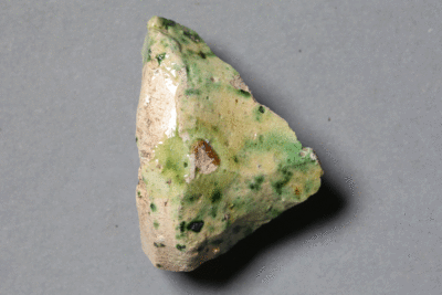 Fragment eines Aachenhorns aus Steinzeug von der Burg Bartenstein, Partenstein, Anfang 16. Jh., Museum Ahler Kram, Fd. Nr. 1976, H. 4,4 cm, Br. 3,2 cm