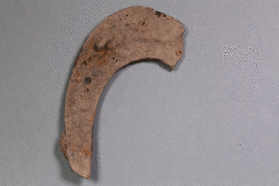 Fragment eines Hufeisens von der Burg Bartensten, Partenstein, 15.-16. Jh., Museum Ahler Kram, Fd. Nr. 2266, H. 13,1 cm, Br. 8,3 cm