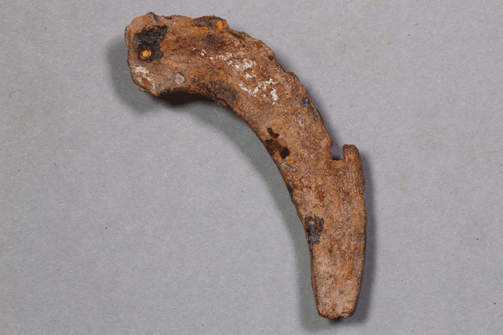 Fragment eines Hufeisens von der Burg Bartensten, Partenstein, 15.-16. Jh., Museum Ahler Kram, Fd. Nr. 1250, H. 10,2 cm, Br. 7,1 cm
