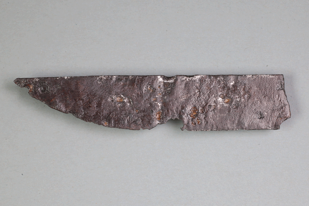 Messer von der Burg Bartenstein, Partenstein, Eisen, erstes Drittel 14. Jh., Museum Ahler Kram, Fd. Nr. 2516, H. 2,2 cm, Br. 10,1 cm