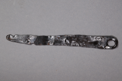 Messer von der Burg Bartenstein, Partenstein, Eisen, 14. Jh., Museum Ahler Kram, Fd. Nr. 2627, H. 2,3 cm, Br. 18,2 cm