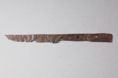 Messer von der Burg Bartenstein, Partenstein, Eisen, 15. Jh., Museum Ahler Kram, Fd. Nr. 2828, H. 1,3 cm, Br. 15,0 cm