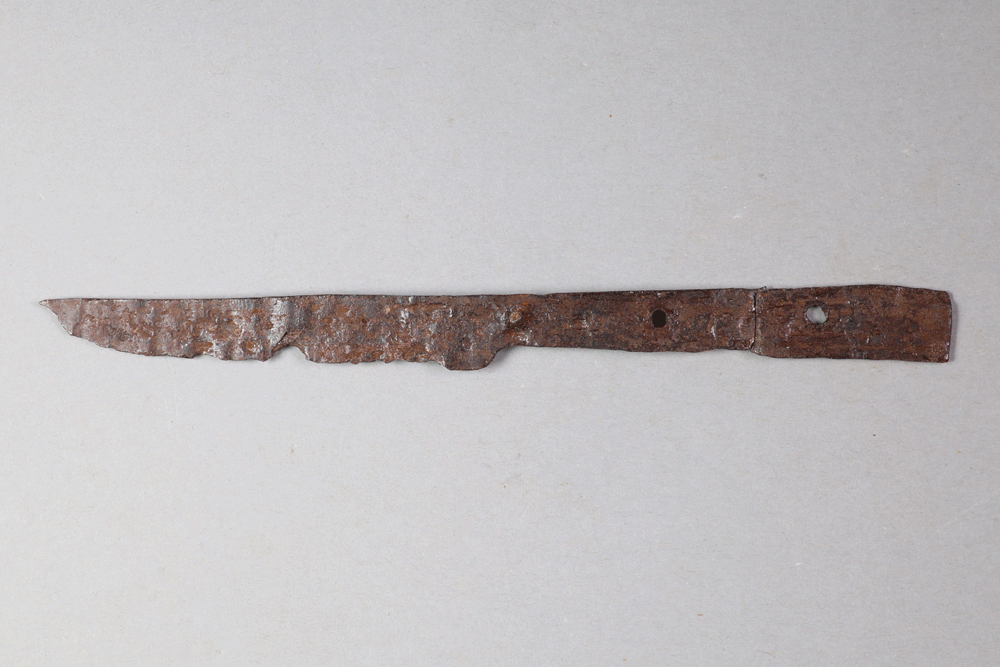 Messer von der Burg Bartenstein, Partenstein, Eisen, 15. Jh., Museum Ahler Kram, Fd. Nr. 2828, H. 1,3 cm, Br. 15,0 cm