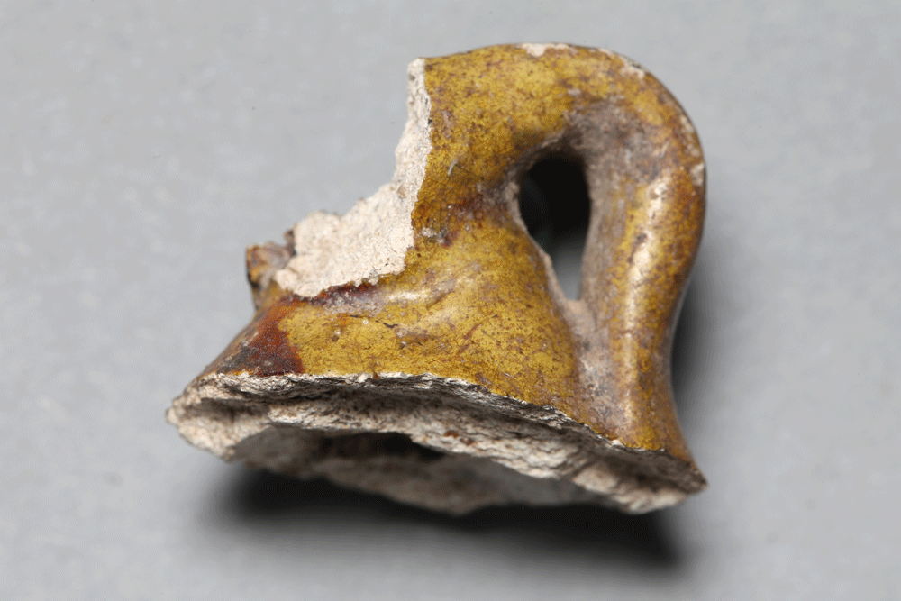 Fragment eines Miniaturgefäßes von der Burg Bartenstein, Partenstein, Keramik, Zweite Hälfte 13. Jh., Museum Ahler Kram, Fd. Nr. 1726, H. 2,2 cm, Br. 2,7 cm