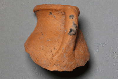 Fragment eines Miniaturgefäßes von der Burg Bartenstein, Partenstein, Keramik, letztes Drittel 13. Jh., Museum Ahler Kram, Fd. Nr. 2850, H. 4,6 cm, Br. 4,5 cm