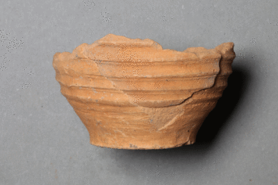Fragment eines Miniaturgefäßes von der Burg Bartenstein, Partenstein, Keramik, 15. Jh., Museum Ahler Kram, Fd. Nr. 2292, H. 3,4 cm, Br. 5,8 cm