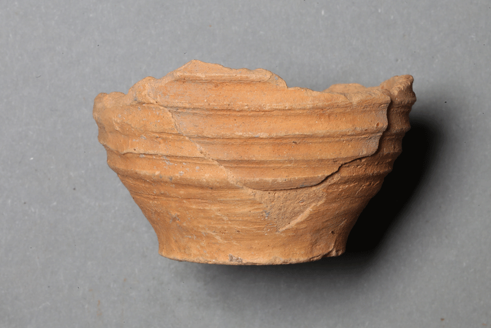 Fragment eines Miniaturgefäßes von der Burg Bartenstein, Partenstein, Keramik, 15. Jh., Museum Ahler Kram, Fd. Nr. 2292, H. 3,4 cm, Br. 5,8 cm