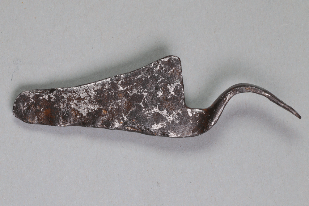 Einteilige Schere von der Burg Bartenstein, Partenstein, Eisen, 15./16. Jh., Museum Ahler Kram, Fd. Nr. 2879, H. 2,2 cm, Br. 8,0 cm