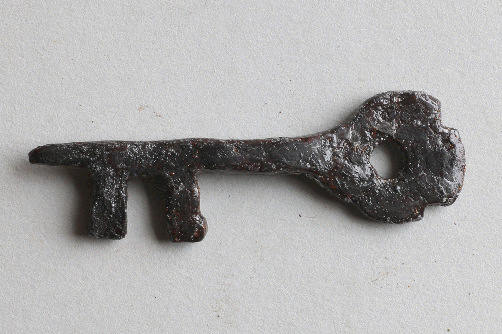 Schlüssel mit Bart aus Eisen von der Burg Bartenstein, Partenstein, erstes Drittel 14. Jh., Museum Ahler Kram, Fd. Nr. 2547, H. 1,9 cm, Br. 5,3 cm