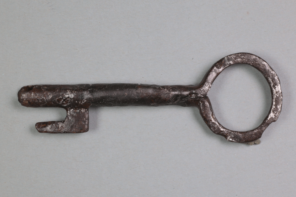 Schlüssel mit Bart aus Eisen von der Burg Bartenstein, Partenstein, 15. Jh., Museum Ahler Kram, Fd. Nr. 2833, H. 3,5 cm, Br. 9,6 cm