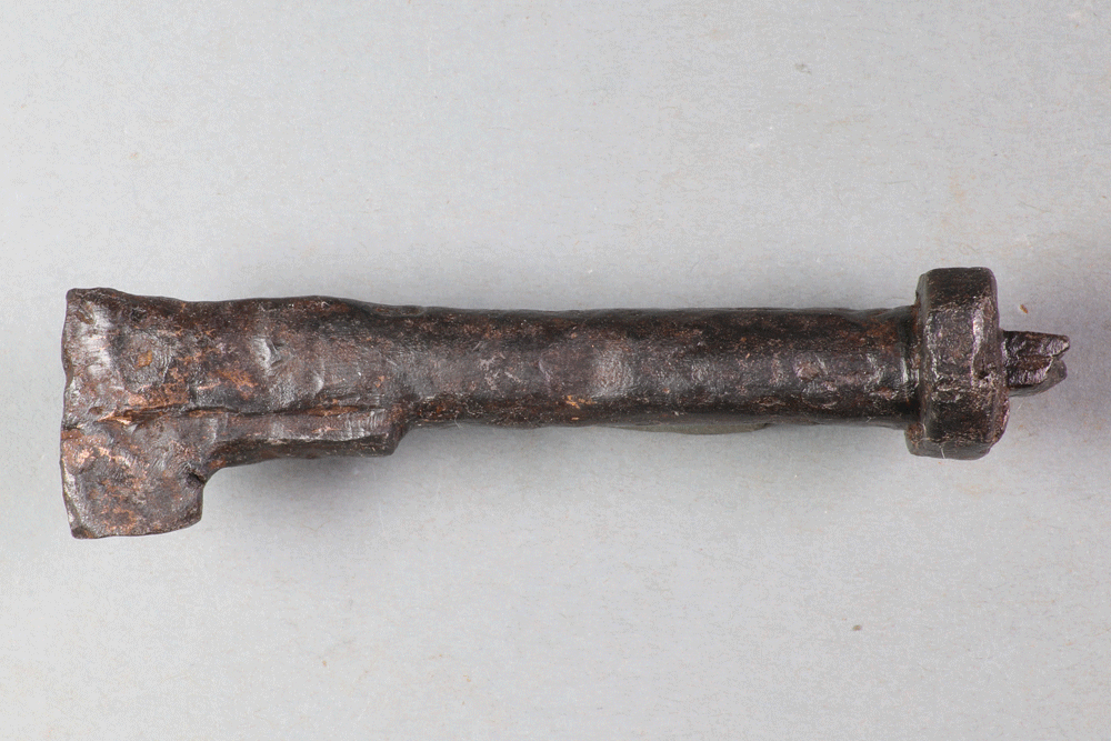 Fragment eines Schlüssels mit Bart aus Eisen von der Burg Bartenstein, Partenstein, Anfang 17. Jh., Museum Ahler Kram, Fd. Nr. 3022, H. 2,4 cm, Br. 8,7 cm