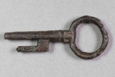 Schlüssel mit Bart aus Eisen von der Burg Bartenstein, Partenstein, Anfang 17. Jh., Museum Ahler Kram, Fd. Nr. 2864, H. 2,3 cm, Br. 5,4 cm