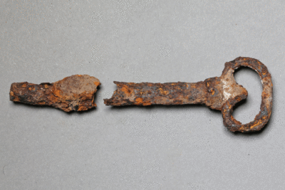 Fragment eines Schlüssels mit Bart aus Eisen von der Burg Bartenstein, Partenstein, Anfang 17. Jh., Museum Ahler Kram, Fd. Nr. 2917, H. 3,4 cm, Br. 7,2 cm