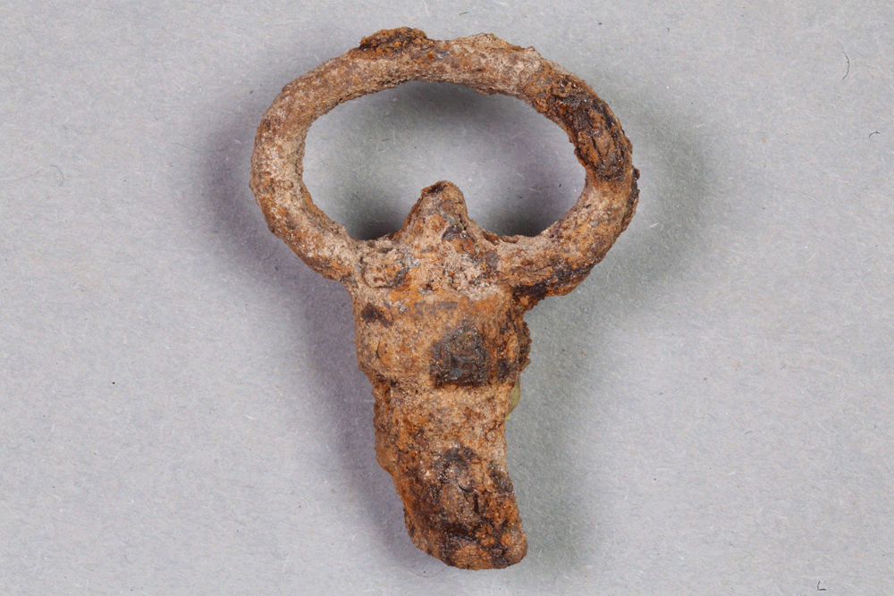 Fragment eines Schlüssels mit Bart aus Eisen von der Burg Bartenstein, Partenstein, Anfang 17. Jh., Museum Ahler Kram, Fd. Nr. 3206, H. 4,7 cm, Br. 3,3 cm