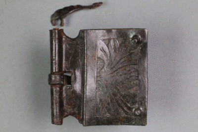 Schnalle aus Messing von der Burg Bartenstein, 15./16. Jh., Partenstein, Museum Ahler Kram, Fd. Nr. 2827, H. 3,7 cm, Br. 3,3 cm