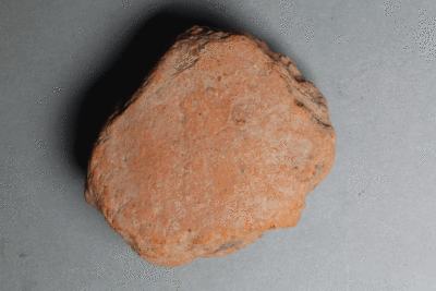 Spielstein von der Burg Bartensten, Partenstein, Ziegelton, 14. Jh., Museum Ahler Kram, Fd. Nr. 1403, H. 6.1 cm, Br. 5,6 cm