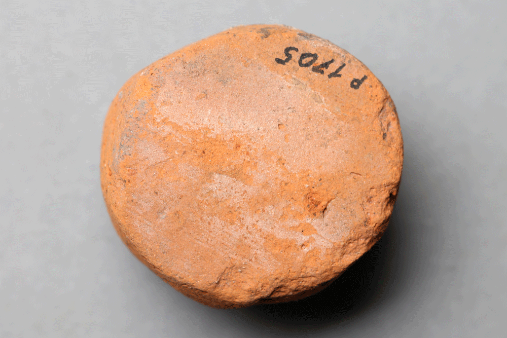 Spielstein von der Burg Bartensten, Partenstein, Ziegelton, 14. Jh., Museum Ahler Kram, Fd. Nr. 1705, H. 3,1 cm, Br. 3,3 cm