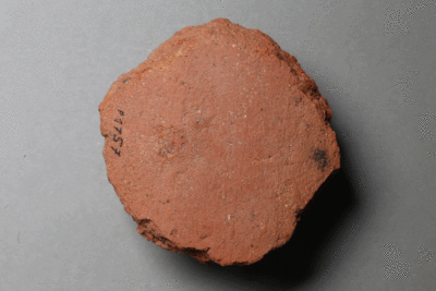 Spielstein von der Burg Bartensten, Partenstein, Ziegelton, 14. Jh., Museum Ahler Kram, Fd. Nr. 1757, H. 6,5 cm, Br. 6,5 cm