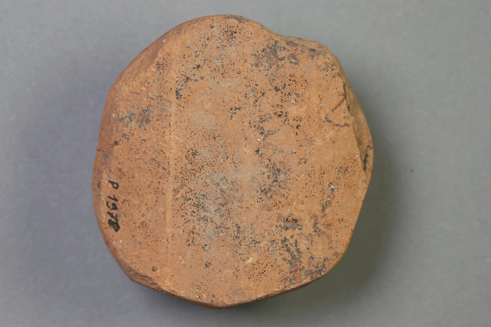 Spielstein von der Burg Bartensten, Partenstein, Ziegelton, 14. Jh., Museum Ahler Kram, Fd. Nr. 1978, H. 5,9 cm, Br. 5,6 cm