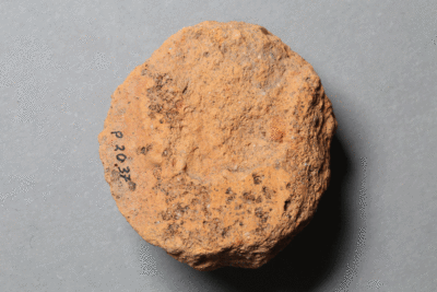 Spielstein von der Burg Bartensten, Partenstein, Ziegelton, 14. Jh., Museum Ahler Kram, Fd. Nr. 2037, H. 5,1 cm, Br. 5,0 cm