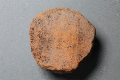 Spielstein von der Burg Bartensten, Partenstein, Ziegelton, 14. Jh., Museum Ahler Kram, Fd. Nr. 2238, H. 5,0 cm, Br. 5,4 cm