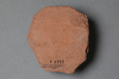 Spielstein von der Burg Bartensten, Partenstein, Ziegelton, 14. Jh., Museum Ahler Kram, Fd. Nr. 2242, H. 5,2 cm, Br. 5,2 cm