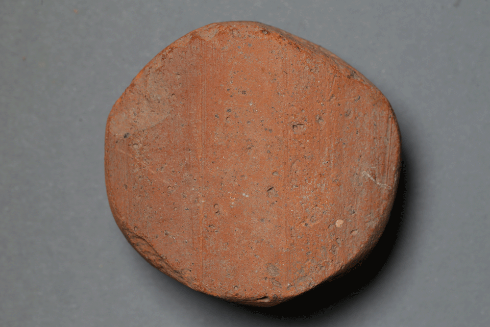 Spielstein von der Burg Bartensten, Partenstein, Ziegelton, 14. Jh., Museum Ahler Kram, Fd. Nr. 2294, H. 6,4 cm, Br. 7,7 cm