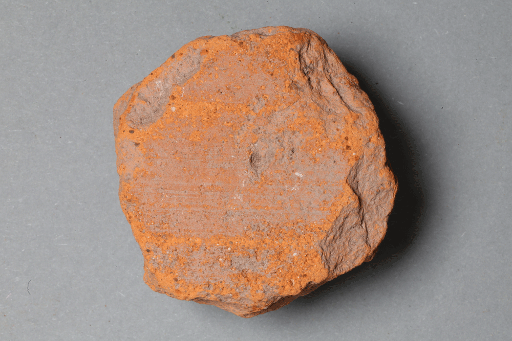 Spielstein von der Burg Bartensten, Partenstein, Ziegelton, 14. Jh., Museum Ahler Kram, Fd. Nr. 2477, H. 5,5 cm, Br. 5,4 cm