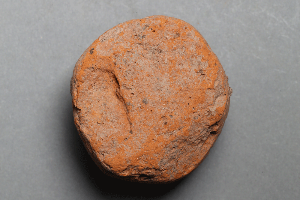 Spielstein von der Burg Bartensten, Partenstein, Ziegelton, 14. Jh., Museum Ahler Kram, Fd. Nr. 2486, H. 3,8 cm, Br. 3,7 cm