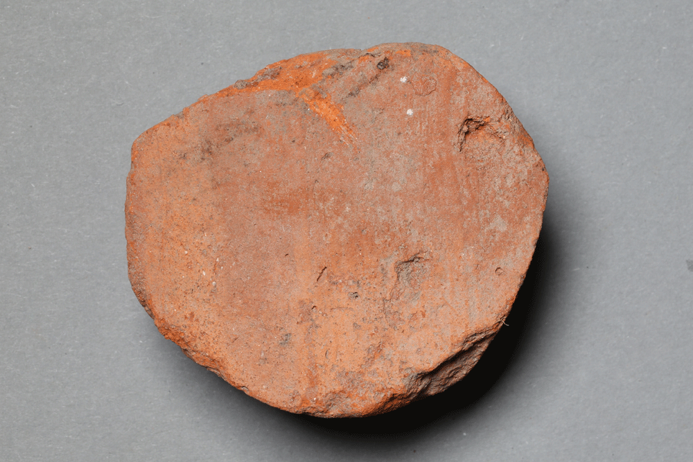 Spielstein von der Burg Bartensten, Partenstein, Ziegelton, 14. Jh., Museum Ahler Kram, Fd. Nr. 2526, H. 5,8 cm, Br. 6,1 cm