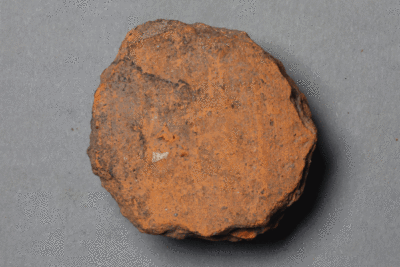 Spielstein von der Burg Bartensten, Partenstein, Ziegelton, 14. Jh., Museum Ahler Kram, Fd. Nr. 2897, H. 4,1 cm, Br. 4,3 cm