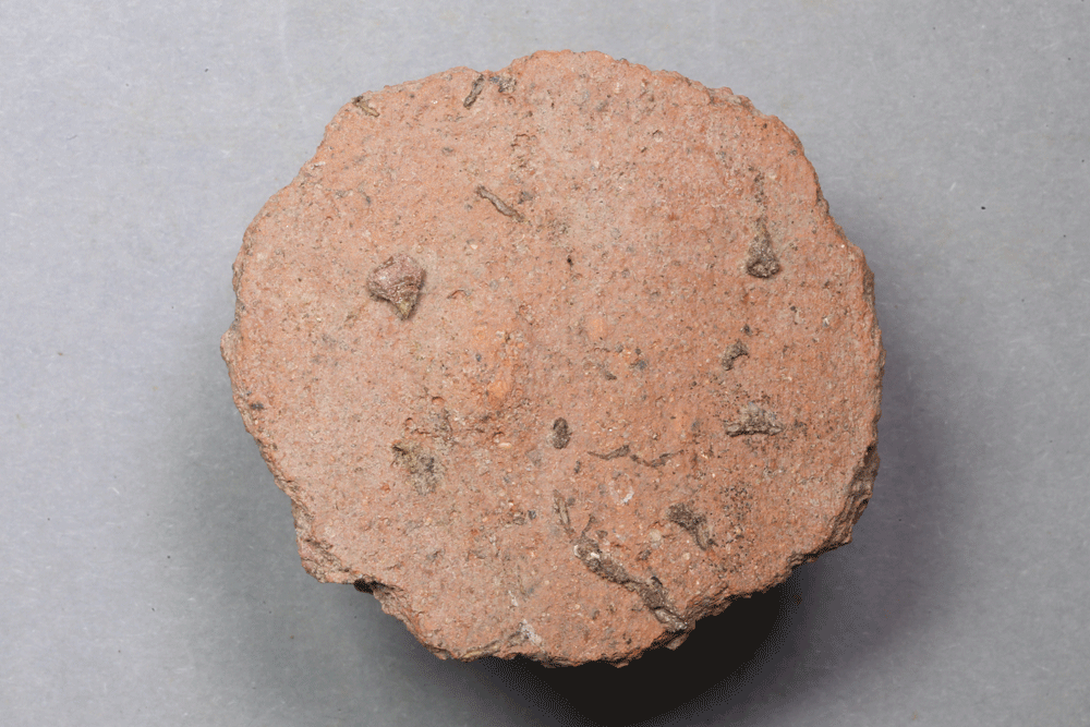 Spielstein von der Burg Bartensten, Partenstein, Ziegelton, 14. Jh., Museum Ahler Kram, Fd. Nr. 3072, H. 5,6 cm, Br. 5,8 cm