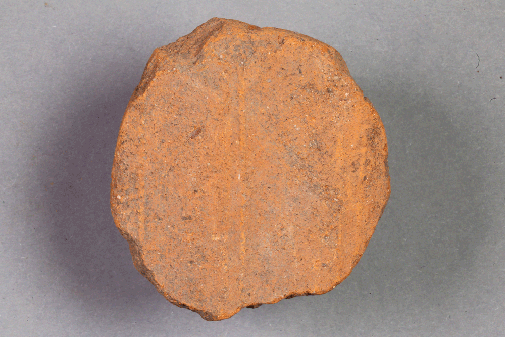 Spielstein von der Burg Bartensten, Partenstein, Ziegelton, 14. Jh., Museum Ahler Kram, Fd. Nr. 3189, H. 6,7 cm, Br. 6,3 cm