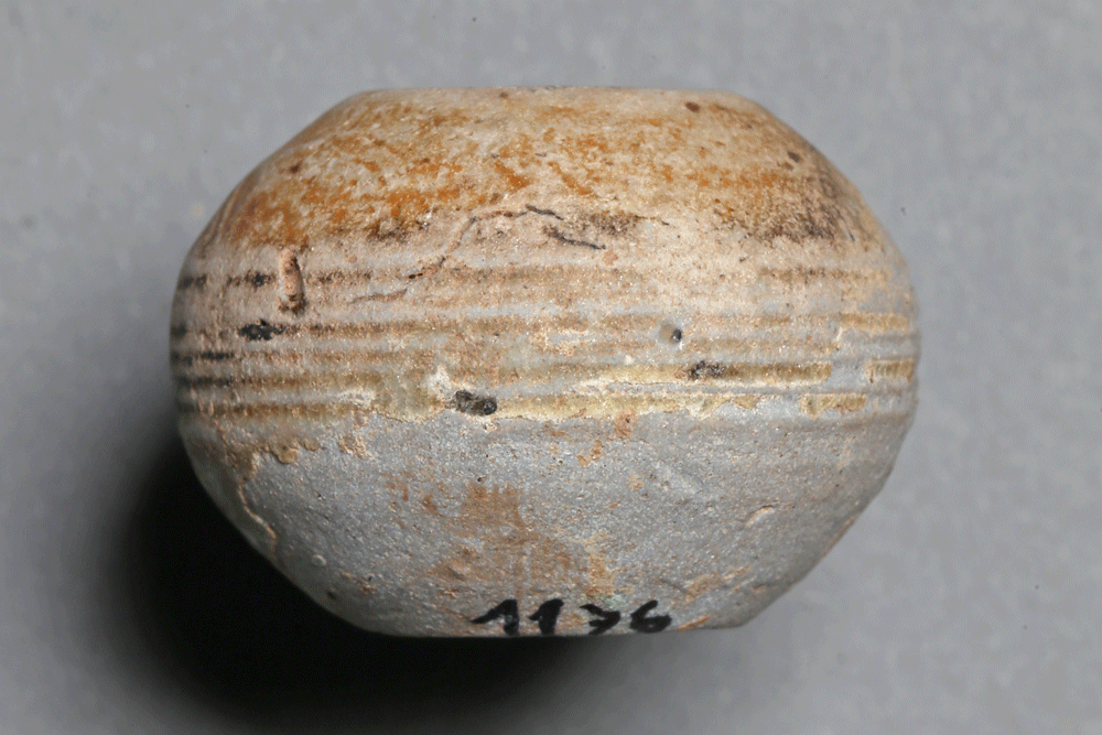 Spinnwirtel aus Steinzeug von der Burg Bartenstein, Partenstein, 15. Jh., Museum Ahler Kram, Fd. Nr. 1176, H. 2,16 cm, Br. 3,0 cm