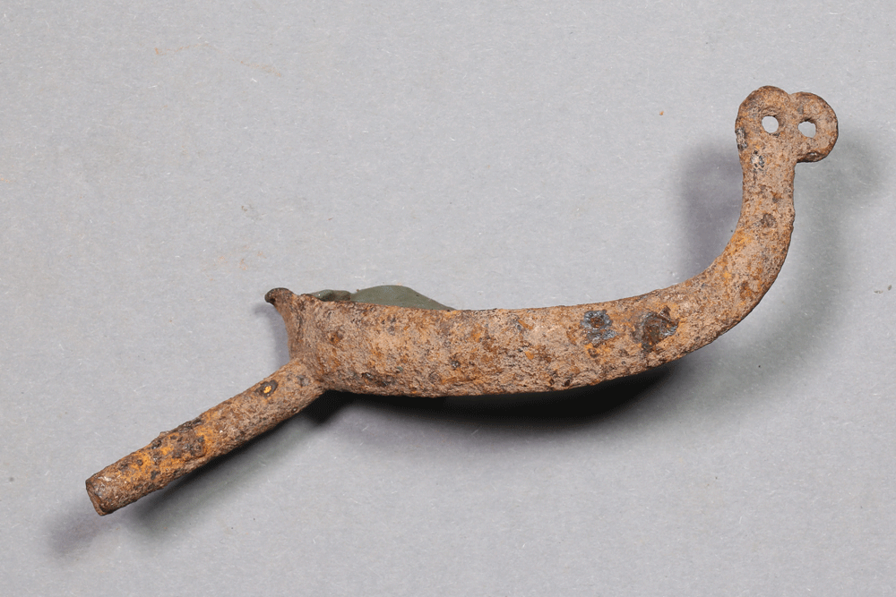 Fragment einer Radspore von der Burg Bartenstein, 15./16.. Jh., Partenstein, Museum Ahler Kram, Fd. Nr. 2617, H. 9,0 cm, Br. 11,5 cm