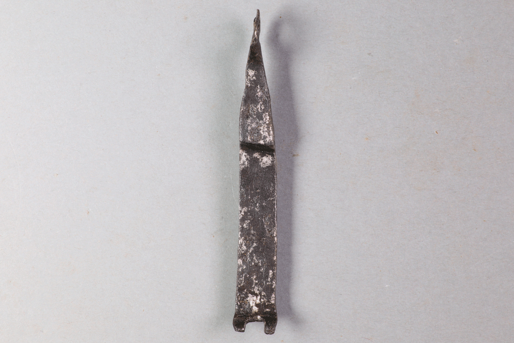 Steckschlüssel von der Burg Bartenstein, Partenstein, Eisen, erstes Drittel 14. Jh., Museum Ahler Kram, Fd. Nr. 2809, H. 9,0 cm, Br. 1,8 cm